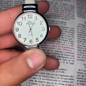 White 🦴and silver 🪙  watch with date feature 🔢